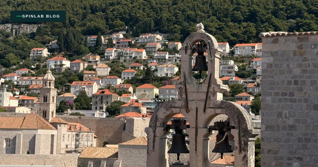 Primarne ključne riječi
• prodaja bez pritiska
• odnosna prodaja
• prodajne vještine
• edukacija prodaje
• trening prodaje
• prodajna edukacija
• poslovna prodaja
• B2B prodaja
• razvoj prodajnih vještina
• prodajni proces
Long-tail ključne riječi
• kako povećati prodaju bez agresivne prodaje
• kako voditi prodajni razgovor
• kako postavljati prodajna pitanja
• kako pratiti prodajne prilike
• kako organizirati prodajne aktivnosti
• kako graditi povjerenje u prodaji
• kako prodavati usluge
• prodaja za poduzetnike
• prodaja za male poduzetnike
• prodaja bez nagovaranja
Edukacije
• edukacija prodajnih timova
• in house prodajna edukacija
• prodajni trening za tvrtke
• radionica prodajnih vještina
• edukacija za voditelje prodaje
• razvoj prodajnih timova
• prodajna akademija
Leadership + prodaja
Budući da radiš puno s menadžerima:
• vođenje prodajnog tima
• razvoj prodajnog tima
• coaching prodavača
• prodajni coaching
• prodajni KPI
• upravljanje prodajom
• prodajna strategija
Brendirani pojmovi koje bih agresivno gradio
Ovo su zapravo tvoji budući SEO aduti:
• SpinLab
• SpinLab prodaja
• SpinLab edukacije
• Tajni život prodavača
• Prodaja bez stresa
• Dnevni sat prodaje
• Irena Boljun
• Irena Boljun prodaja
• odnosna prodaja